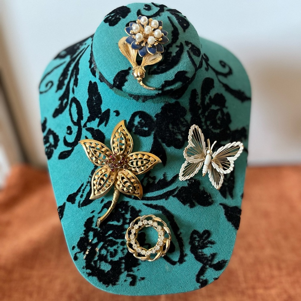 Lot of vintage brooches.